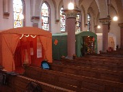 Aufbau der Zelte in einer Hrther Kirche