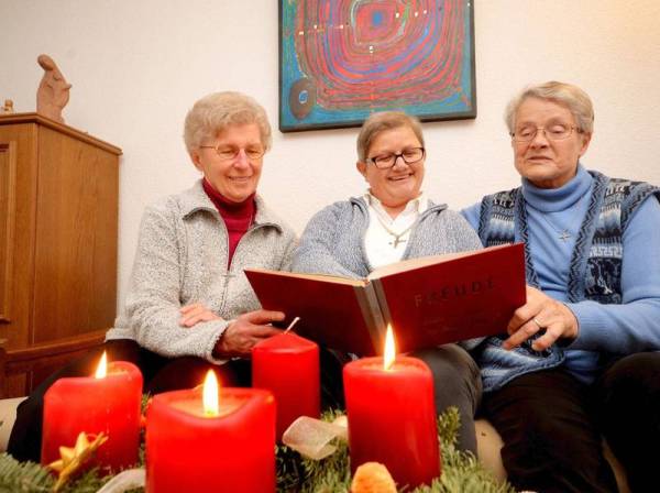 Die Missionsschwestern Agnes, Martina und Stephani (v.l.) haben sich für ein Leben mit Gott entschieden. (WAZ-Foto: Stephan Eickershoff)