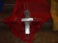 Das Metallkreuz als Symbol der Gemeinde Christus König