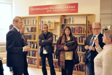 Manfred Berns von der Bürgerstiftung Duisburg eröffnet den Bücherschrank
